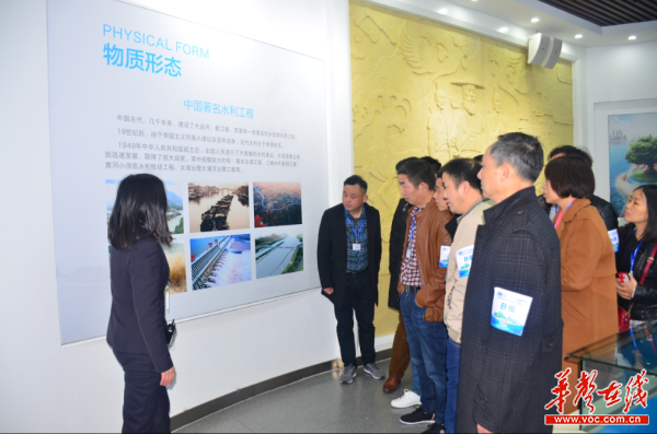 市民代表參觀(guān)長(zhǎng)沙節(jié)水展示廳。