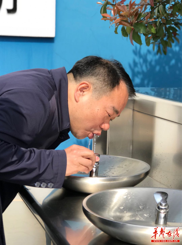 長(zhǎng)沙市水務(wù)局黨委書(shū)記、局長(zhǎng)曹彪在節(jié)水展廳前坪直飲水臺(tái)飲用二水廠(chǎng)出廠(chǎng)水。