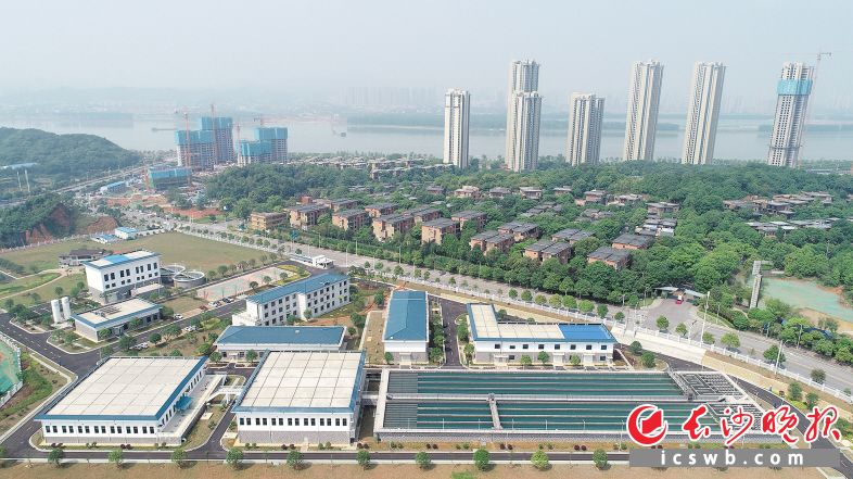 長沙第六水廠位于開福區芙蓉北路與興聯路、創遠路交會處西北角，占地面積157.36畝，項目一期供水能力為10萬噸/日，遠景總規模為50萬噸/日。