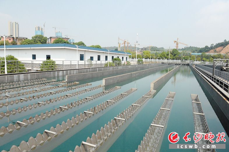 長沙第六水廠位于開福區芙蓉北路與興聯路、創遠路交會處西北角，占地面積157.36畝，項目一期供水能力為10萬噸/日，遠景總規模為50萬噸/日。