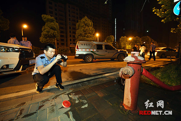 4月19日晚上，違規(guī)從消火栓取水用于清洗工地上的渣土車(chē)被抓拍。